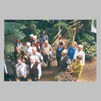 59-05-1012 Kirchspieltreffen Gross Schirrau 2001 in Neetze - Eine Gruppe der Teilnehmer im Vorraum der Orchideenzuchtanlage.jpg